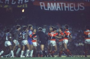 José-Roberto-Wright-entre-os-jogadores-do-Fluminense-e-do-Flamengo