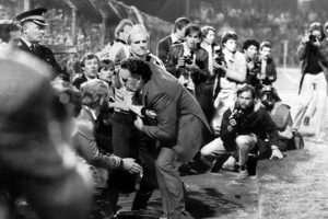 jock-stein-collapses-ninian-park-1985-839982977 (1)